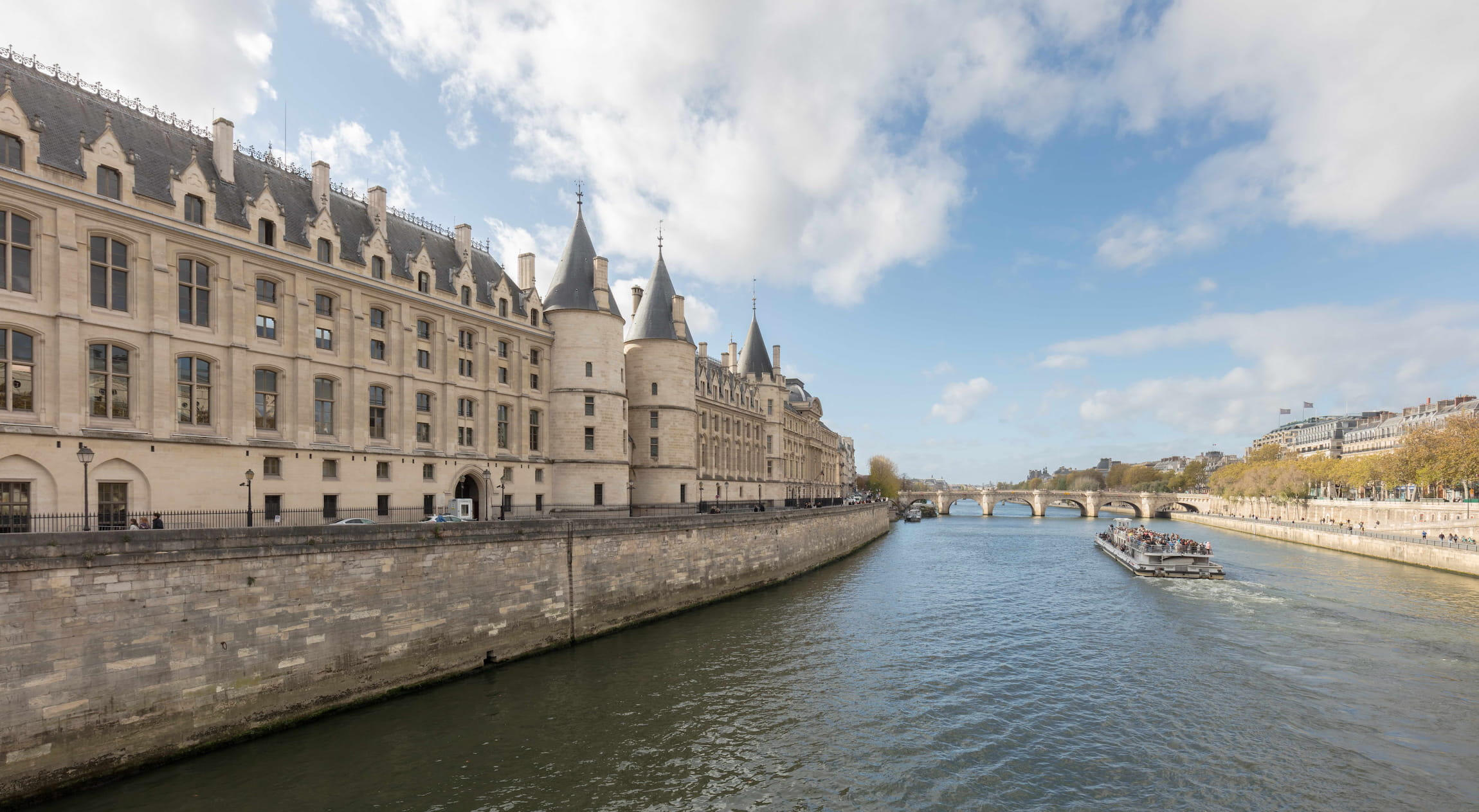 Services juridiques en France et contentieux administratif Vue de la Conciergerie au bord de la Seine, symbolisant la pratique juridique française.