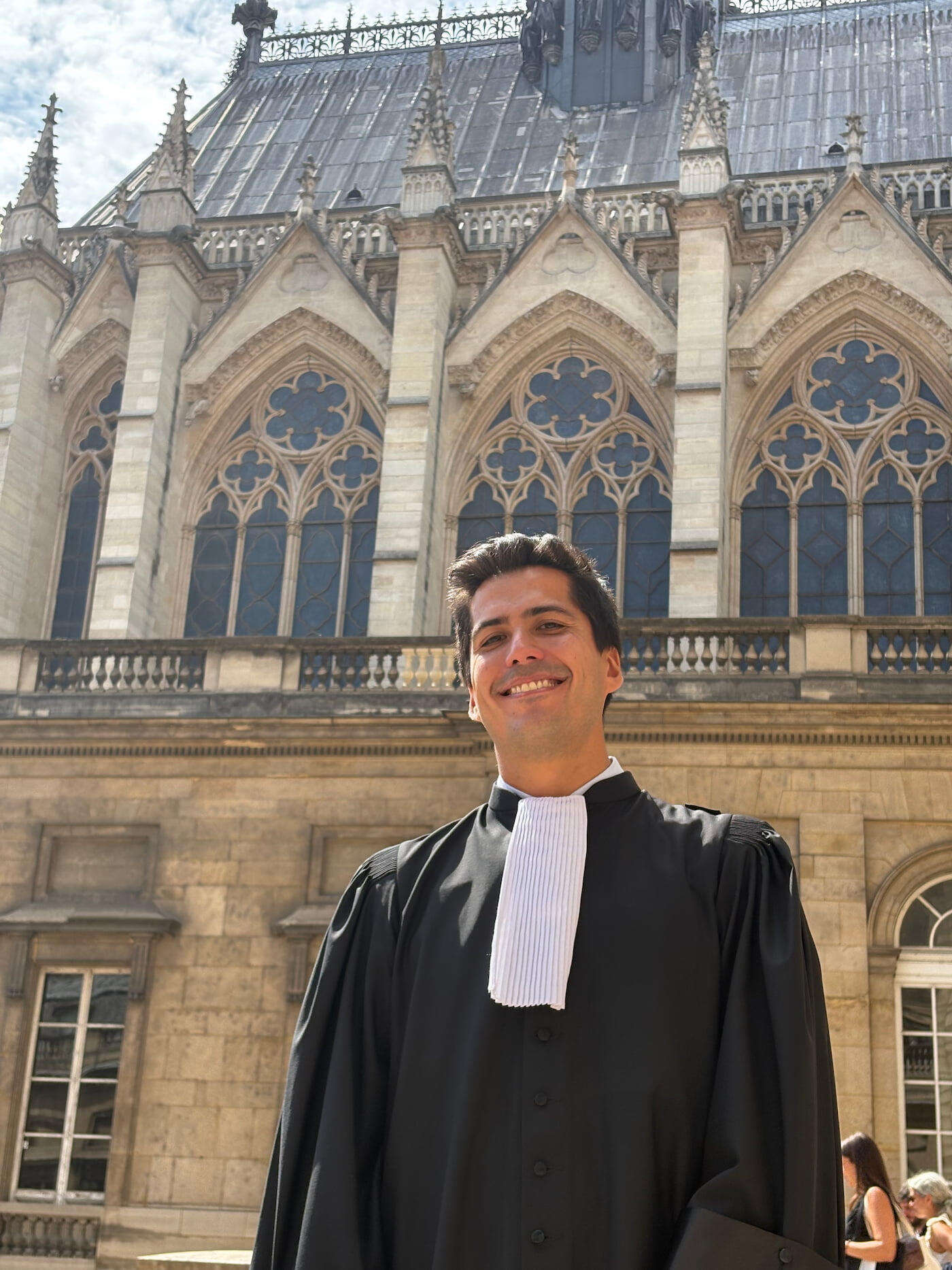 Maître Leonel Bustamante au Palais de Justice de Paris, après sa cérémonie de prestation de serment au barreau.
